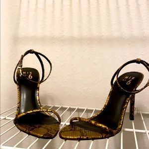 Size 9 black & gold heels !!